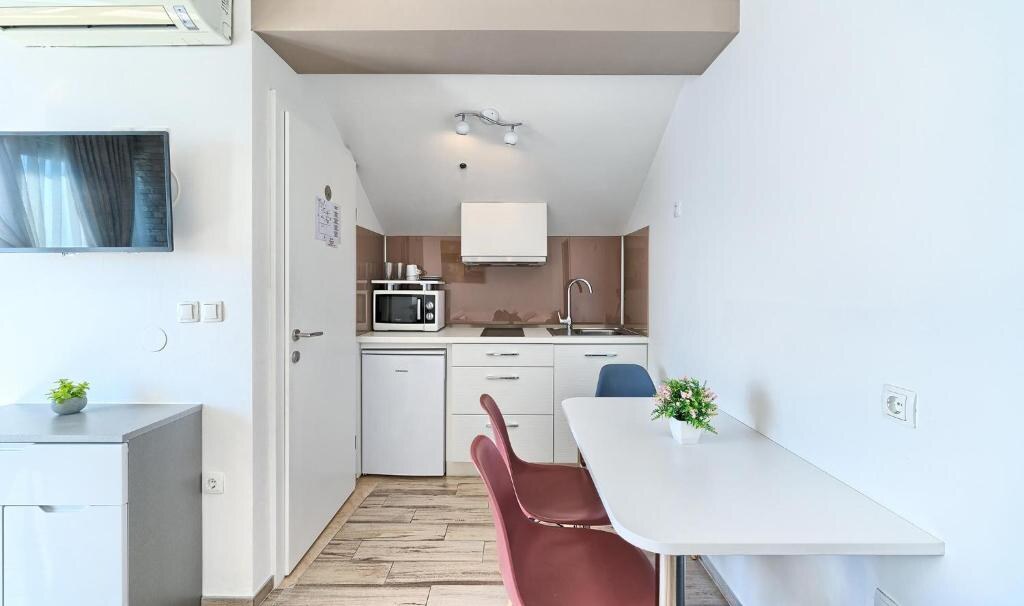 Fully equipped kitchenette with dining table