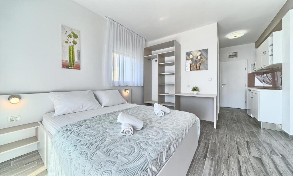 Bright studio apartment with kitchenette